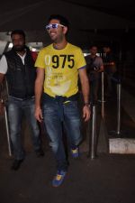 Yuvraj Singh cool casual look snapped at domestic airport on 22nd Dec 2011 (1).JPG